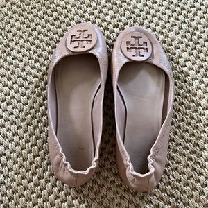 TORY BURCH LOGO BALLET FLATS